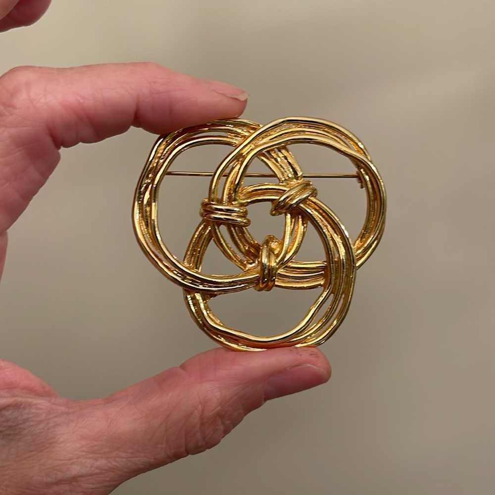 Vintage Interlocking Circle or Knot Gold-tone Metal Pin - Picture 7 of 16